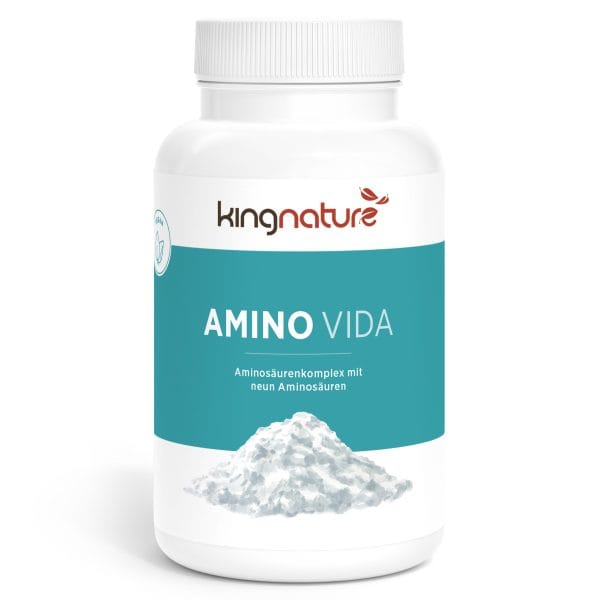 Eine weiße Plastikflasche mit der Aufschrift „kingnature AMINO VIDA“ weist auf der Vorderseite einen blaugrünen Abschnitt, deutschen Text und das Bild eines weißen Pulverhaufens auf, was darauf hinweist, dass sie ein Aminosäurepräparat für die tägliche Ernährung enthält.