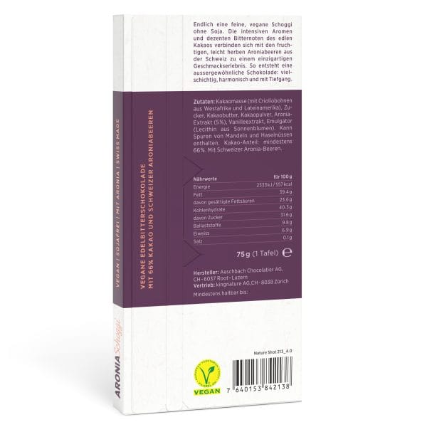 Die Rückseite einer weißen Schokoladentafel mit deutschem Text, Nährwertangaben, Zutaten, Vegan-Label und einem Strichcode. Auf den Seiten ist der Produktname zu sehen: Vegane Edelbitterschokolade mit Kakao und usbekischer Aroniabeeren.