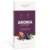 Eine Schokoladenverpackung mit der Aufschrift ARONIA Schoggi zeigt Bilder von Aroniabeeren und Schokolade. Der vegane, sojafreie Genuss mit 66 % Kakaoanteil wird in der Schweiz hergestellt und präsentiert sich in einem weiß-violetten Design, das die natürlichen Zutaten hervorhebt.
