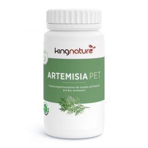 Eine weiße Flasche mit der Aufschrift kingnature ARTEMISIA PET und einer Illustration von grünen Artemisia-Blättern, konzipiert als Nahrungsergänzung aus der Schweiz für Hunde und Katzen. Das Etikett zeigt Zertifizierungen und tierfreundliche Symbole.