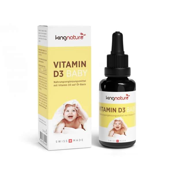 BoxBottle_VitaD3_Baby_De Eine Flasche und eine Schachtel des Vitamin-D3-Babypräparats von Kingnature. Auf der weiß-gelben Verpackung ist ein lächelndes, in ein Handtuch gewickeltes Baby abgebildet, mit dem rot-schwarzen deutschen Text „Vitamin D für Baby“.
