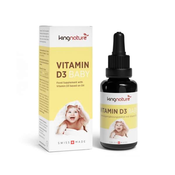 BoxBottle_VitaD3_Baby_En Abgebildet sind eine Schachtel und eine Tropfflasche mit Vitamin D3 Baby. Die weiß-gelbe Verpackung zeigt ein lächelndes Baby in einem Handtuch mit den Aufschriften „Vitamin D3 Baby“ und „Swiss Made“.