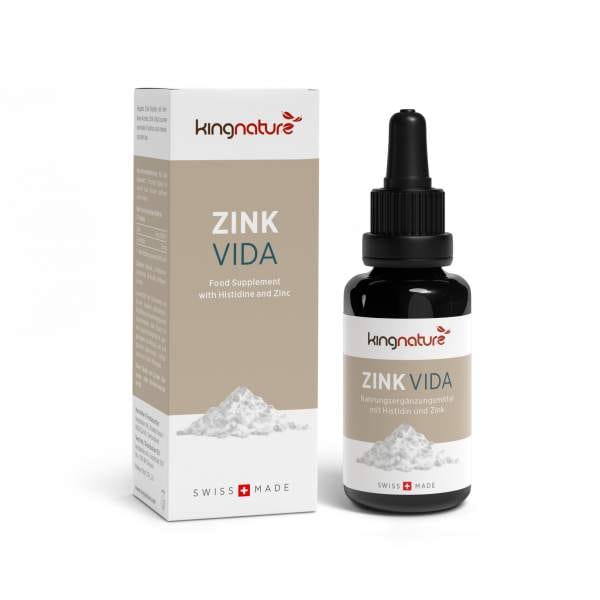 BoxBottle_Zinkvida_En copy Eine Schachtel und eine Tropfflasche mit dem Nahrungsergänzungsmittel Zink Vida, das Histidin und Zink enthält. Die weiße Verpackung mit beigen Akzenten trägt das Swiss Made-Logo und den Hinweis „Zink-Tropfen“ zur bequemen Dosierung.