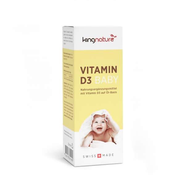 Box_D3Baby_De Eine Packung Kingnature Vitamin D3 Baby zeigt ein lächelndes Baby in einem Handtuch. Die weiß-gelbe Verpackung trägt den deutschen Text „Vitamin D für Baby“, ein Swiss Made-Label, und hebt den Produktnamen hervor: Vitamin D3 Baby.