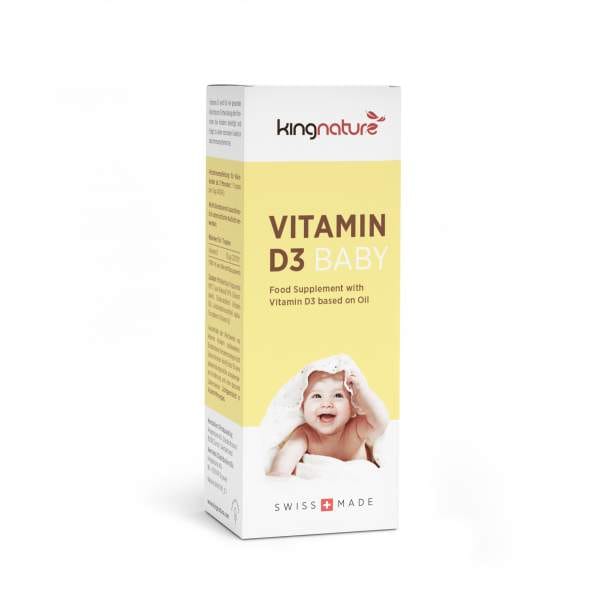 Box_D3Baby_En Eine Schachtel Vitamin D3-Babynahrungsergänzungsmittel mit einem lächelnden Baby unter einer weißen Decke auf der gelb-weißen, in der Schweiz hergestellten Verpackung, ideal als Vitamin D für Babys.