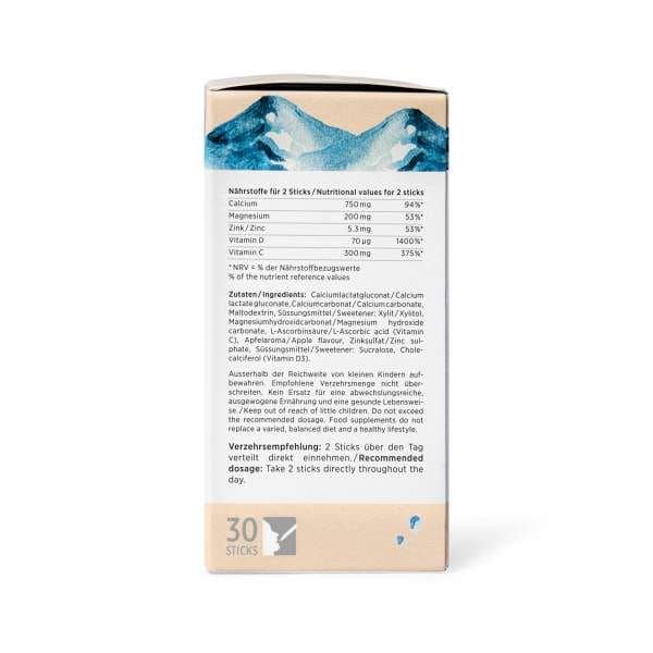 CALCIUM SHOT left Auf der Produktverpackung für Calcium Shot sind Bergmotive und eine Tabelle mit den Nährwerten für zwei Sticks zu sehen – Calcium, Magnesium, Zink und Vitamin D. Das Nahrungsergänzungsmittel von Naturnahes zeigt Inhaltsstoffe und Dosierungsinformationen sowie unten links ein Symbol für 30 Sticks.