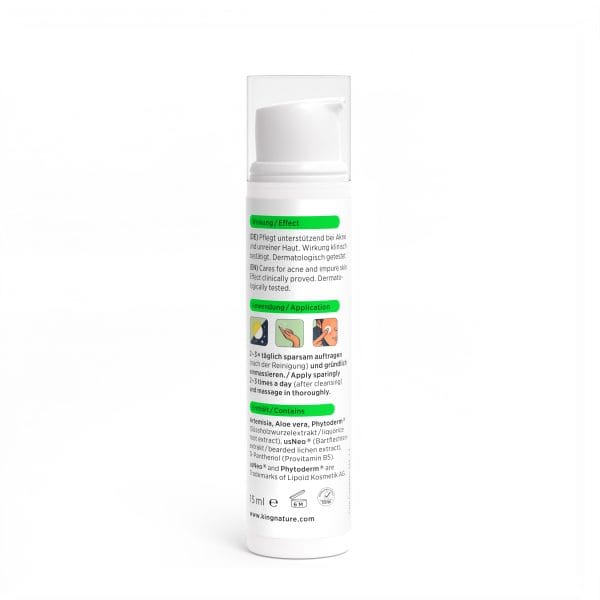 ClearSkinGel_Bottle_Back_WhiteBG Eine weiße Hautpflegeflasche mit Pumpspender ist mit grünen und orangefarbenen Textblöcken in Deutsch und Englisch versehen, die Anwendungshinweise und Inhaltsstoffe auflisten. Die Flasche steht vor einem schlichten weißen Hintergrund.