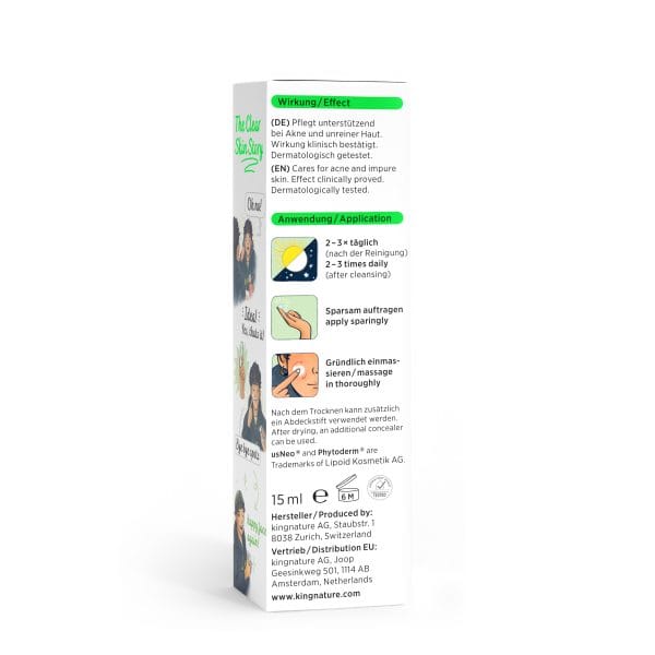 ClearSkinGel_Box_Back_WhiteBG Auf der Seite einer Hautpflegeproduktverpackung befindet sich eine Anleitung in Deutsch und Englisch mit illustrierten Anwendungsschritten. Details umfassen Anwendungshäufigkeit, empfohlene Menge, gründliches Einmassieren, 15 ml Volumen und Herstellerinformationen.