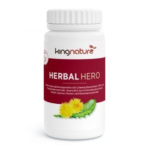Eine weiße Flasche mit der Aufschrift „kingnature HERBAL HERO“ mit Löwenzahnblüten und grünen Blättern auf dem rot-weißen Etikett. Die Flasche verfügt über einen weißen Schraubverschluss und ein lebendiges Kräuterdesign.