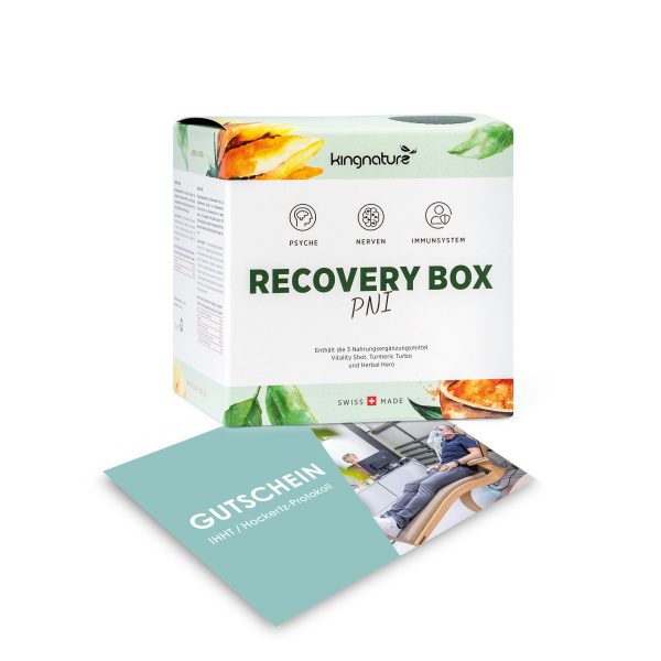 Hockertz_basic Eine Box mit der Aufschrift „PEP-Protokoll Basic“ von kingnature, mit Symbolen und grünen Akzenten, einer Gutscheinkarte und einem Foto einer Person in einer modernen Wellnessumgebung, die das PEP-Protokoll Basic-Programm unterstützen soll.