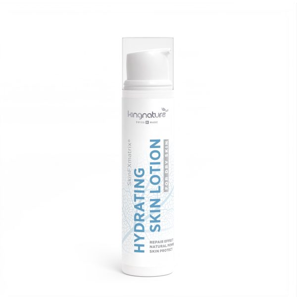 Eine weiße Pumpflasche mit der Aufschrift „Muster Hydrating Skin Lotion“ steht aufrecht vor einem schlichten weißen Hintergrund und betont die Reparatur, Feuchtigkeit und den Hautschutz für trockene Haut – perfekt für die tägliche Feuchtigkeitsversorgung.