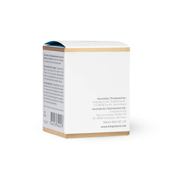 Eine kleine weiße Produktbox mit Goldrand, auf der der Text in Deutsch und Englisch, ein Barcode und die Kontaktdaten des Unternehmens aufgedruckt sind. Die Verpackung befindet sich auf weißem Untergrund.