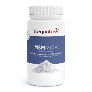 Eine weiße Flasche mit der Aufschrift „kingnature MSM VIDA“ und blauem Etikett enthält Nahrungsergänzungsmittelpulver. Vor der Flasche ist ein kleiner Haufen weißes MSM-Pulver abgebildet.