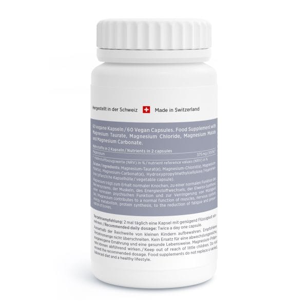 Magnesium-Vida_v3.5-Back Eine weiße Flasche mit veganen Kapseln. Das zweisprachige englisch-deutsche Etikett listet Magnesiumtaurat, Magnesiumchlorid und Magnesiummalat auf. Die Schweizer Flagge und der Schriftzug „Made in Switzerland“ stehen für Premiumqualität.