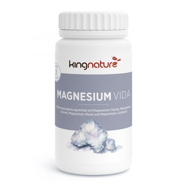 Eine weiße Flasche mit der Aufschrift „kingnature MAGNESIUM VIDA“ mit Magnesiumkristallen auf der Vorderseite. Auf dem Etikett sind Magnesiumtaurat, Magnesiumchlorid, Magnesiummalat und Magnesiumcarbonat hervorgehoben. Nahrungsergänzung aus der Schweiz.