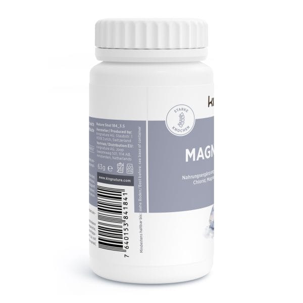 Magnesium-Vida_v3.5-Side Eine weiße Flasche mit der Aufschrift „MAGN“ und einem blau-weißen Etikett mit Strichcode und deutschem Text sowie einem weißen Schraubverschluss steht vor einem schlichten weißen Hintergrund.