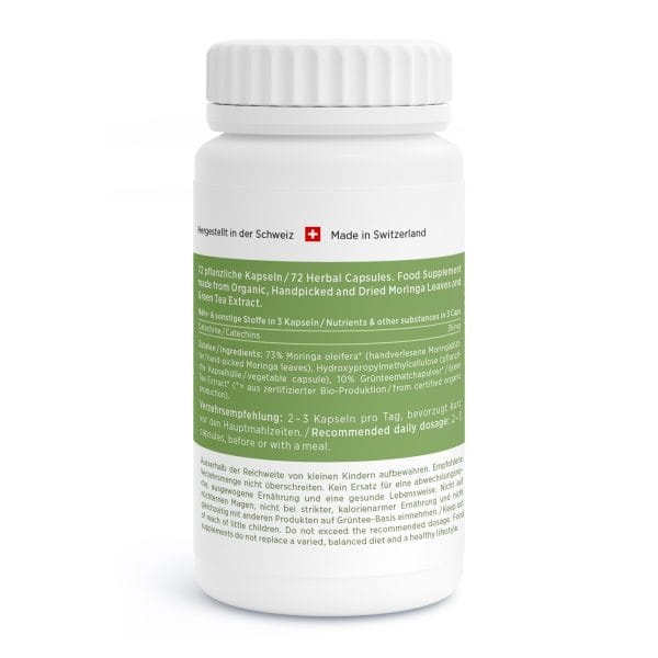 Moringa-Vida_v4.3-Back Eine weiße Flasche mit Kräuterkapseln mit deutscher und englischer Beschriftung. Das Etikett weist auf „Made in Switzerland“ hin und enthält in grün-weißer Schrift Angaben zu Nahrungsergänzungsmitteln, Dosierungsanweisungen und Inhaltsstoffen.