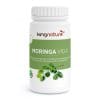 Eine weiße Flasche mit der Aufschrift „kingnature MORINGA VIDA“ ist in Grün und Weiß gehalten und mit Abbildungen von Moringablättern versehen. Der deutsche Text auf dem Etikett weist darauf hin, dass es sich um ein Nahrungsergänzungsmittel aus Bio-Moringablattpulver handelt.
