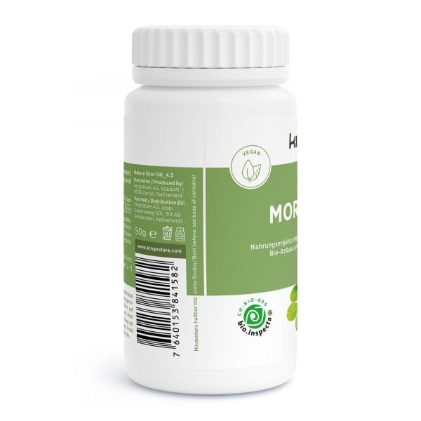 Moringa-Vida_v4.3-Side Eine weiße Plastikflasche mit grünem Etikett, auf dem vegane Moringa-Kapseln abgebildet sind. Das Etikett zeigt ein Blattsymbol, einen Barcode, deutschen Text, Zertifizierungslogos und einen gerippten weißen Deckel.