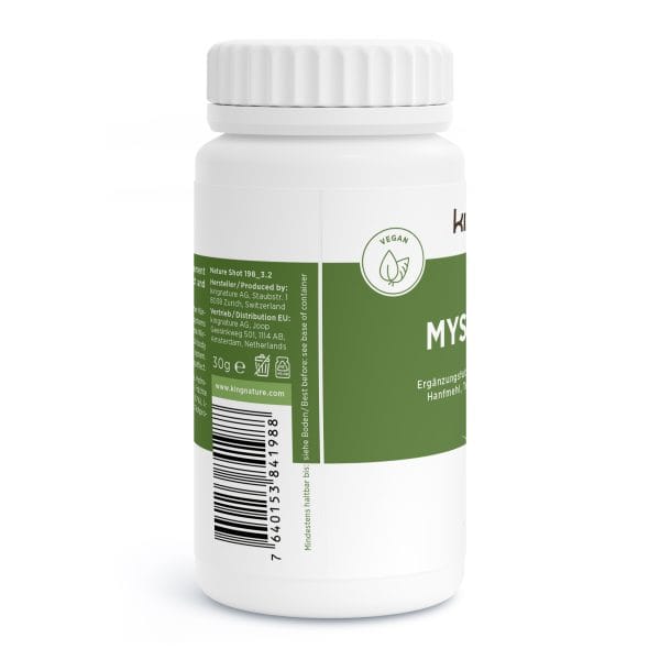Mysterio-PET_v3.2-Side Eine weiße Plastikflasche mit grün-weißem Etikett, auf dem sich ein Vegan-Symbol, ein Barcode und Produktinformationen in deutscher Sprache befinden; der geriffelte Verschluss sorgt für einen guten Griff.
