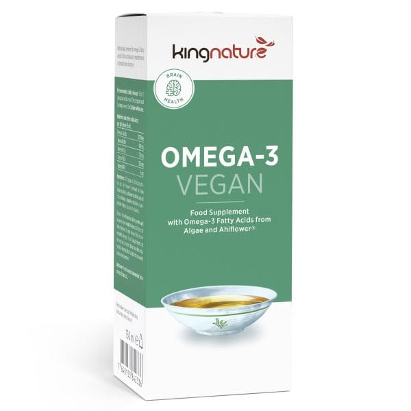 OMEGA3 Vegan_v2.0_Box_En Eine weiß-grüne Schachtel mit dem veganen Omega-3-Nahrungsergänzungsmittel von Kingnature, mit einer Schale mit goldenem Öl, einem Symbol für die Gehirngesundheit und einem Text, der besagt, dass das Produkt vegane Omega-3-Fettsäuren aus Algen und Ahiflower enthält.