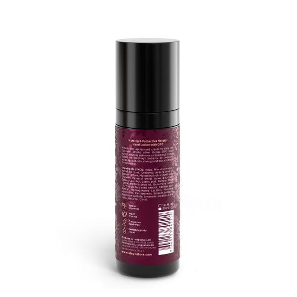 OPC24_Handlotion_30ml_Bottle_Back_v2.1 Eine zylindrische OPC 24 Handlotion-Flasche mit schwarzem Deckel und kastanienbraunem Etikett mit weißem Text, Abbildungen und Symbolen, auf denen Inhaltsstoffe und Produktinformationen aufgeführt sind – ideal für alle, die OPC 24 Handlotion kaufen möchten.