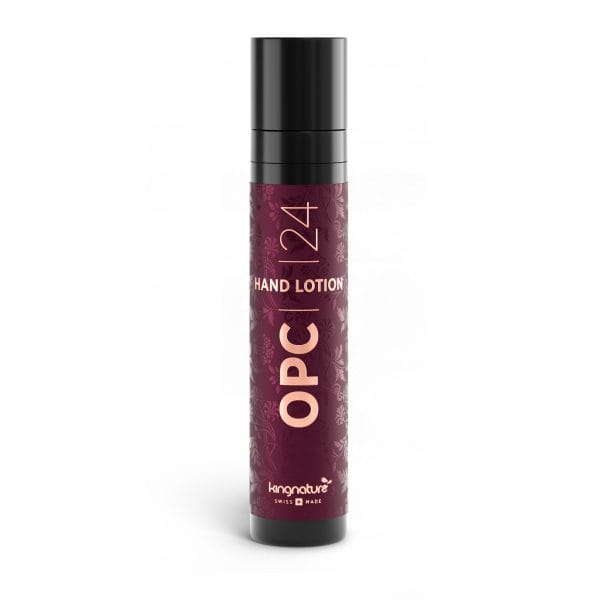 OPC24_Handlotion_Bottle_Front Kaufen Sie eine zylindrische Flasche OPC 24 Handlotion mit einem kastanienbraunen und schwarzen Etikett, auf dem sich der Markenname Langnature und der Text „Swiss Made“ befinden.