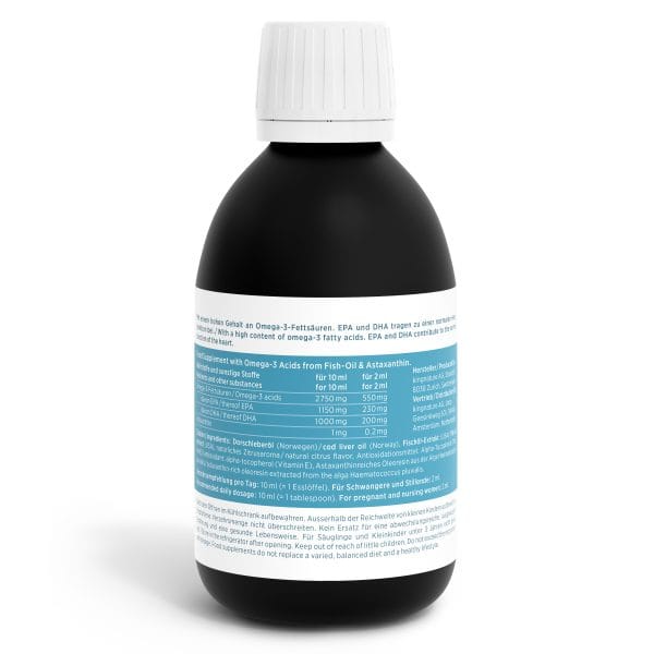 Omega3Vida_v5.2_Back_WhiteBG Auf einer dunklen Plastikflasche mit weißem Deckel und blau-weißem Etikett sind Dosierungs- und Nährwertangaben für ein Fischöl- und Astaxanthinpräparat in mehreren Sprachen zu finden.