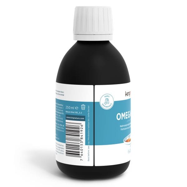 Omega3Vida_v5.2_Side_WhiteBG Eine schwarze Plastikflasche mit weißem Verschluss und blau-weißem Etikett enthält 250 ml flüssiges Omega-3-Nahrungsergänzungsmittel. Das Etikett enthält Nährwertangaben, eine Website, einen Barcode und hebt die essentiellen Omega-3-Fettsäuren hervor.