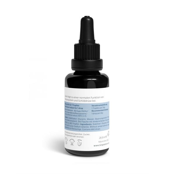 SelenVida_Bottle_Back Eine schwarze Tropfflasche mit der Aufschrift „Selen Vida“ und blauem Design zeigt deutschen Text, Dosierungsanweisungen, Inhaltsstoffe und Symbole. Die Flasche steht aufrecht vor einem weißen Hintergrund.