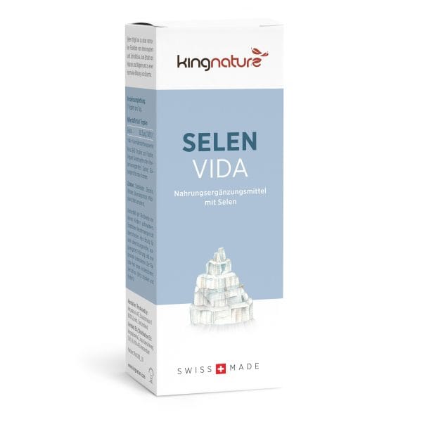 SelenVida_Box_De Eine weiß-hellblaue Schachtel mit der Aufschrift „Selen Vida“, einem in der Schweiz hergestellten Nahrungsergänzungsmittel mit Selen. Die Verpackung zeigt eine Abbildung weißer Mineralsteine und einen deutschen Text.