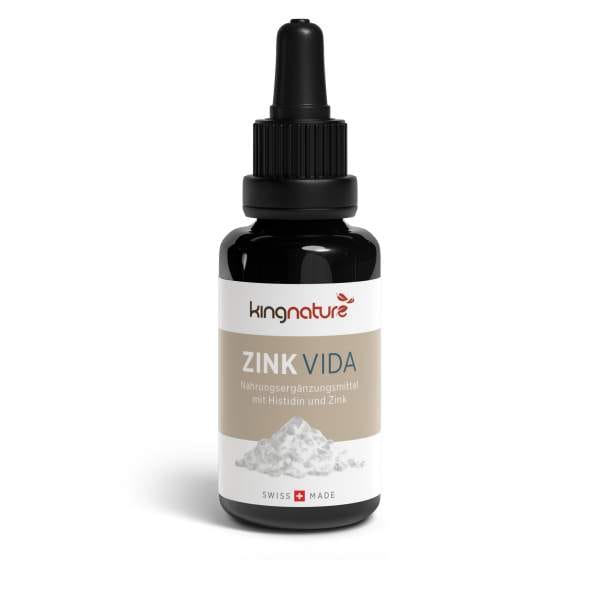 ZinkVida_Bottle copy Eine kleine Tropfflasche aus dunklem Glas mit der Aufschrift „Zink Vida“, einem Nahrungsergänzungsmittel mit Histidin und Zink, trägt unten die Aufschrift „Zink-Tropfen“, ein Bild von weißem Pulver und das Etikett „Swiss Made“.