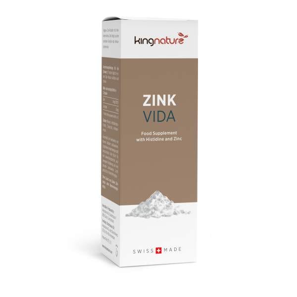 ZinkVida_Box_En_White Eine weiß-braune Schachtel mit der Aufschrift „Zink Vida“, einem in der Schweiz hergestellten Nahrungsergänzungsmittel mit Histidin und Zink. Die Vorderseite zeigt einen weißen Pulverhaufen, an der Seite Nährwertangaben und hebt die Zink-Tropfen-Formel hervor.