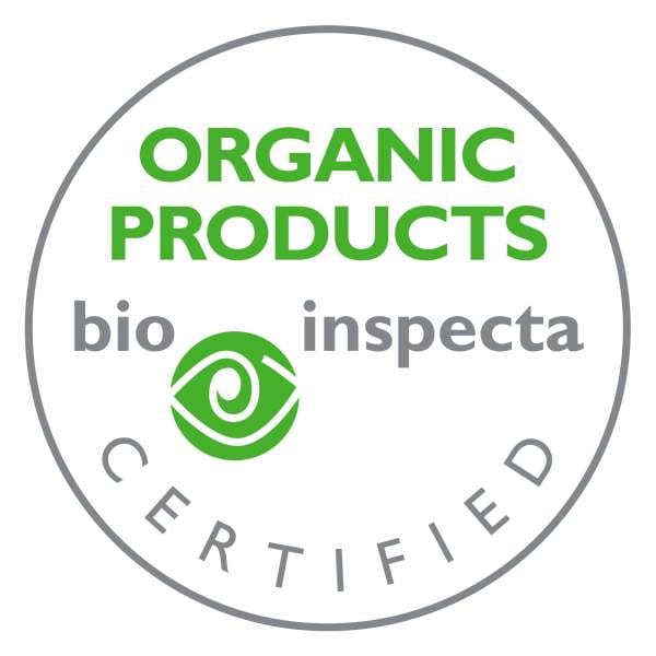 Auf einem runden Schild steht in Grün „ORGANIC PRODUCTS“, in der Mitte das grüne Auge-Logo von Bio Inspecta, deutlich sichtbar „Artemisia Blattschnitt Bio“ und in Grau am unteren Rand „CERTIFIED“.