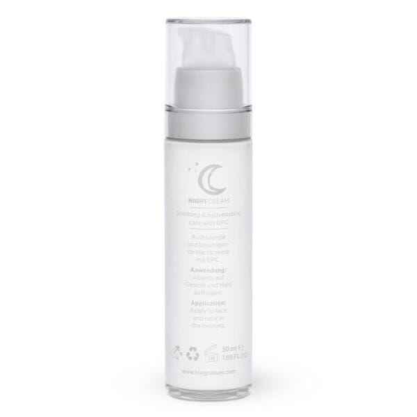 opc-night-cream-online-creme-kaufen-schweiz-flasche-back_4.0 Eine weiße Flasche OPC 24 Nachtcreme mit transparentem Pumpverschluss, silbernem Text und einem Halbmond-Symbol. Das Etikett enthält Produktinformationen und eine Gebrauchsanweisung in Englisch und Deutsch. Die Flasche fasst 50 ml (1,69 fl oz).