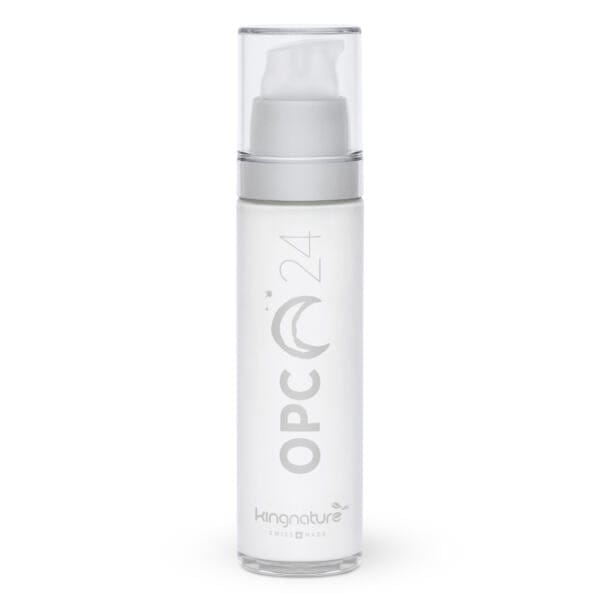 opc-night-cream-online-creme-kaufen-schweiz-flasche-front_4.0 Eine hohe, weiße Flasche mit durchsichtigem Deckel und Pumpe mit der Aufschrift „OPC 24 Nachtcreme“ und der silbernen Aufschrift „kingnature SWISS MADE“ steht aufrecht vor einem weißen Hintergrund – perfekt für alle, die OPC 24 Nachtcreme kaufen möchten.
