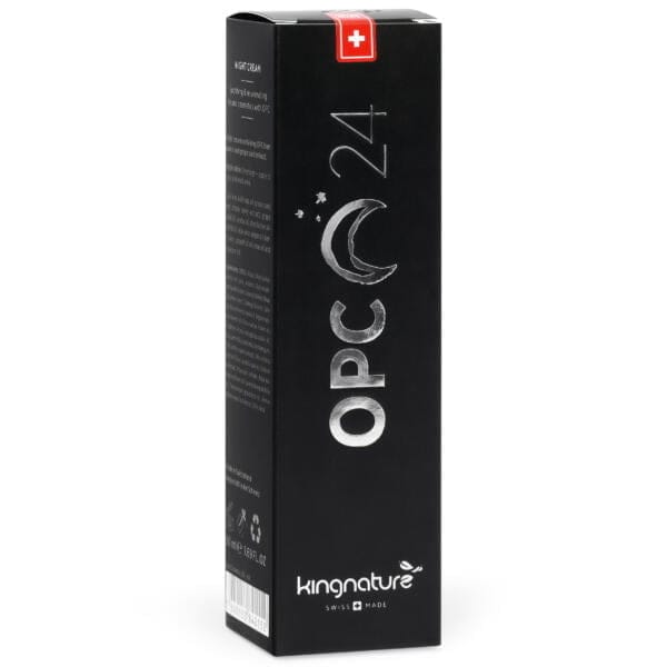 opc-night-cream-online-creme-kaufen-schweiz-karton-front_4.0 Eine schwarze, rechteckige Schachtel mit OPC 24 Nachtcreme mit silbernem Text, einer Mondsichel und Sternen sowie einer Schweizer Flagge am oberen Rand. Die Verpackung trägt den Aufdruck „Swiss-made“. Jetzt OPC Nachtcreme kaufen.