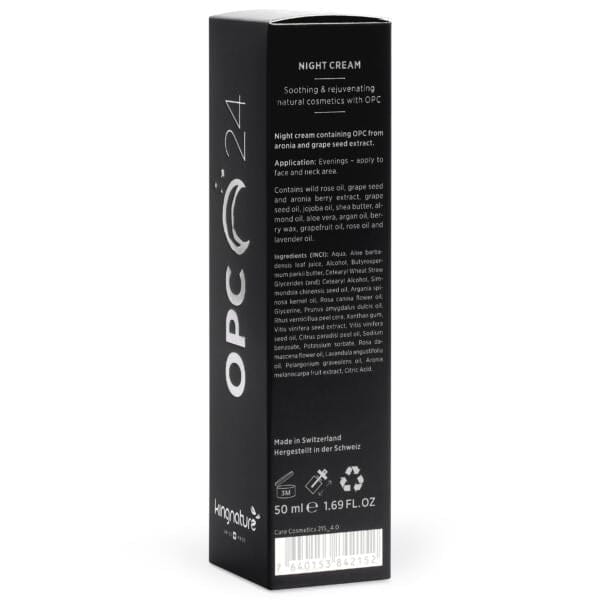 opc-night-cream-online-creme-kaufen-schweiz-karton-left-side_4.0 Die schwarze, rechteckige Packung der OPC 24 Nachtcreme enthält einen weißen Text mit Anwendungshinweisen, Inhaltsstoffen und weiteren Informationen. Diese 50 ml (1,69 fl oz) große Nachtcreme wird in der Schweiz hergestellt und ist ideal für Ihre nächtliche Hautpflege.