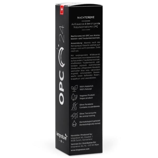 opc-night-cream-online-creme-kaufen-schweiz-karton-side_4.0 Auf einer rechteckigen schwarzen Schachtel mit der Aufschrift „OPC 24 Nachtcreme“ sind deutsche Produktdetails zu sehen, die auf natürliche Inhaltsstoffe, vegane Formel und dermatologische Tests hinweisen. Oben befindet sich eine Schweizer Flagge. Jetzt OPC 24 Nachtcreme kaufen.